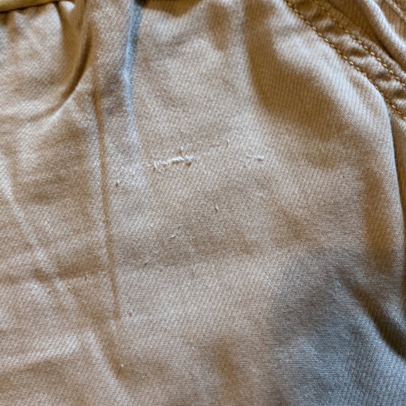 Khaki maternity shorts with pockets - Picture 3 of 8